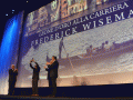 Paolo Baratta consegna il Leone d'Oro alla carriera a Frederik Wiseman, Venezia 2014. Credits Valentina Zanaga